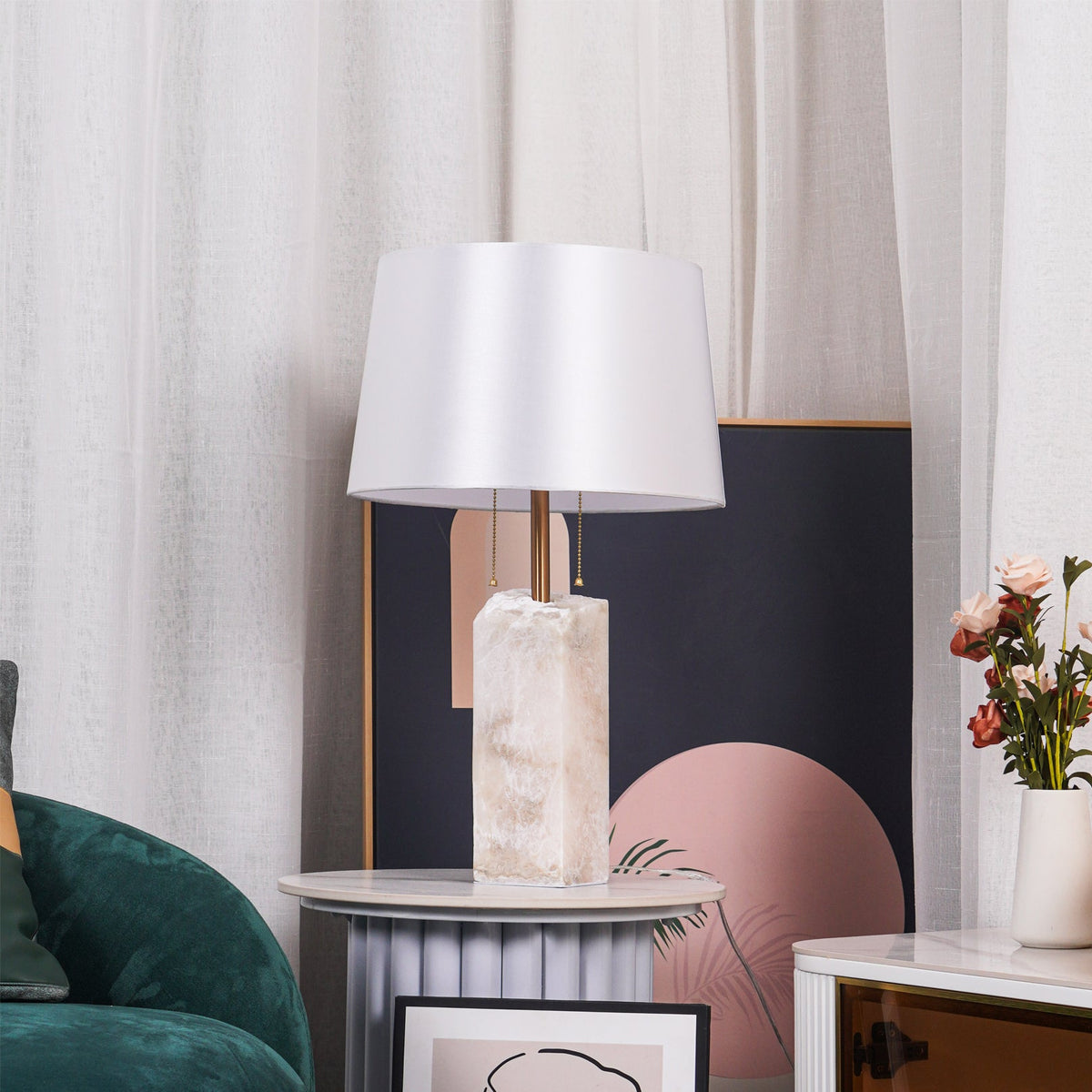 Lámpara de mesa de alabastro Tallisa en un salón luminoso – imagen 22