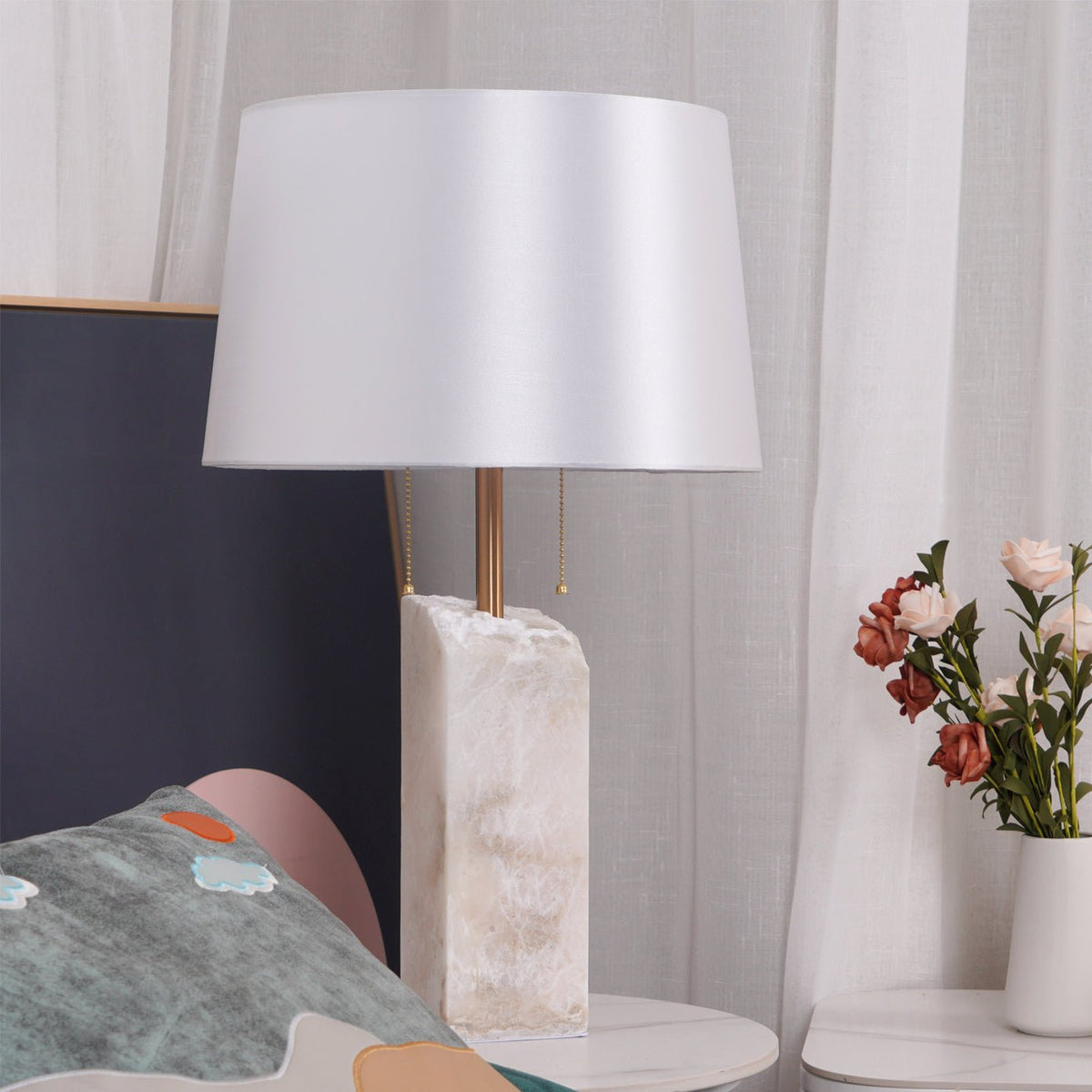 Lámpara de mesa de alabastro Tallisa en un salón luminoso – imagen 23