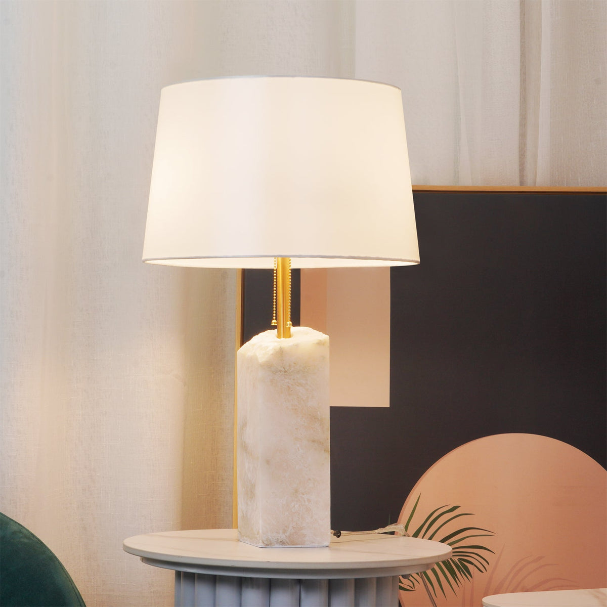 Lámpara de mesa de alabastro Tallisa en un salón luminoso – imagen 3