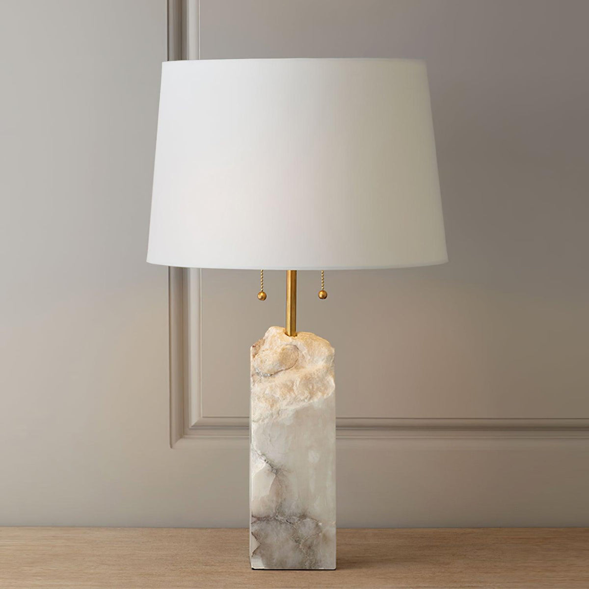 Lámpara de mesa de alabastro Tallisa en un salón luminoso – imagen 14