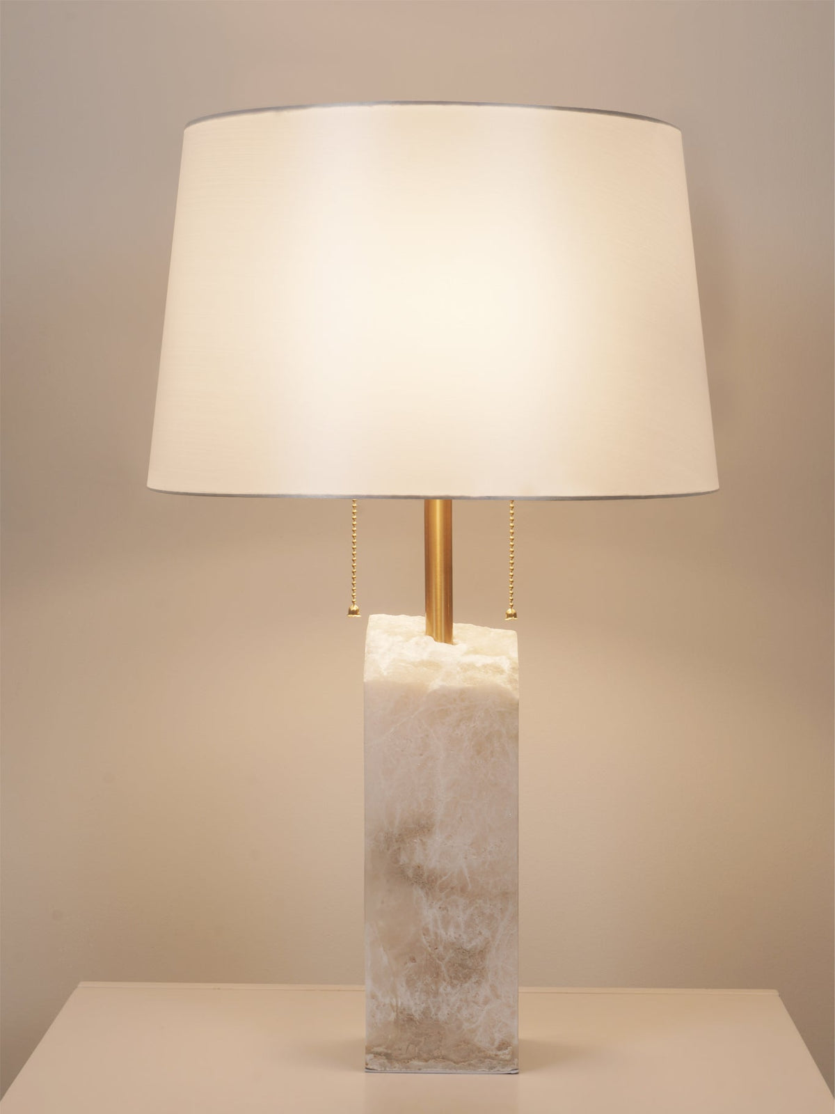 Lámpara de mesa de alabastro Tallisa en un salón luminoso – imagen 17