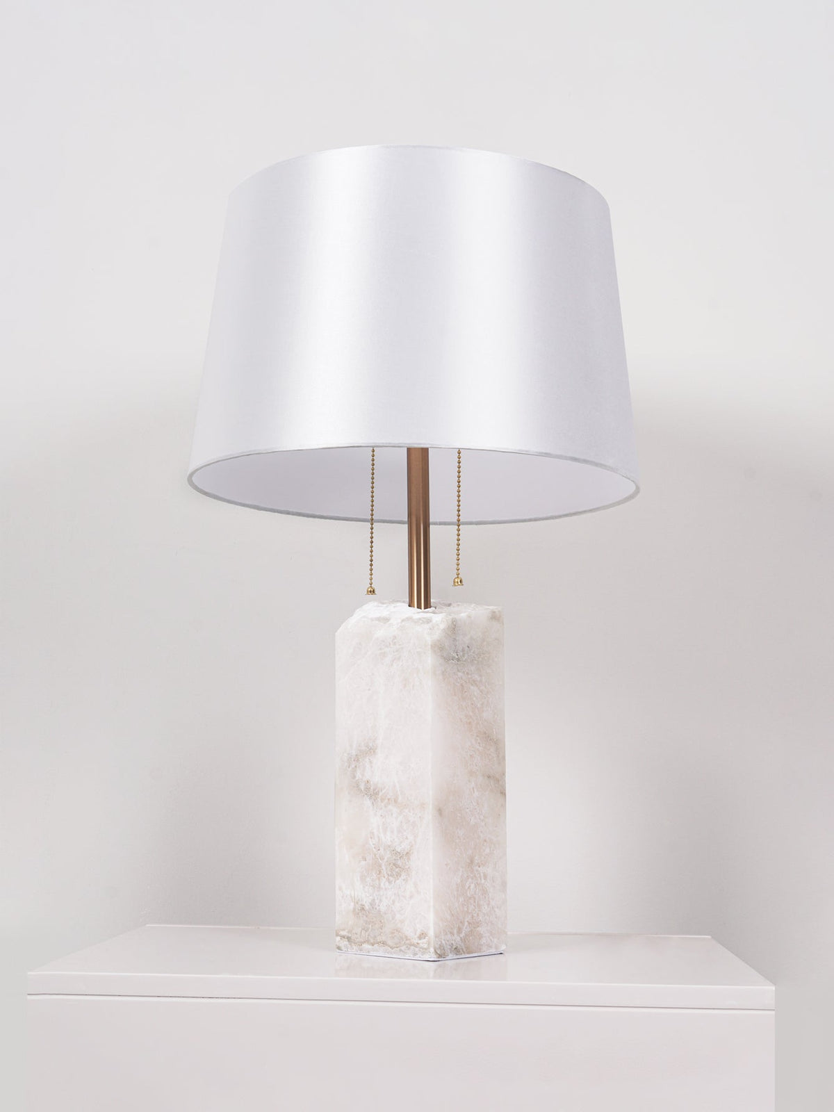 Lámpara de mesa de alabastro Tallisa en un salón luminoso – imagen 19