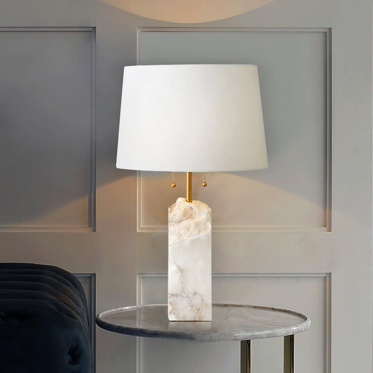 Lámpara de mesa de alabastro Tallisa en un salón luminoso – imagen 4