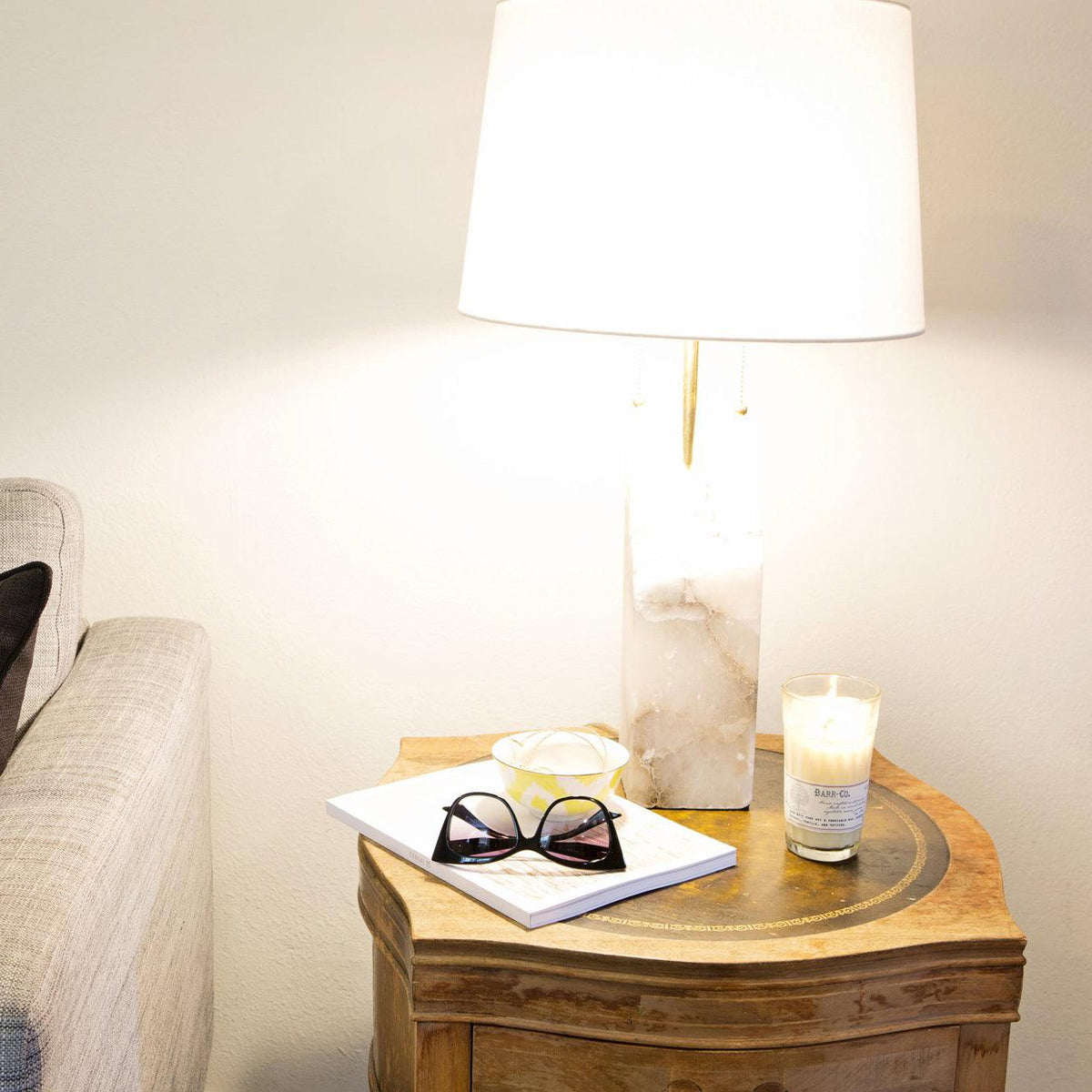 Lámpara de mesa de alabastro Tallisa en un salón luminoso – imagen 6