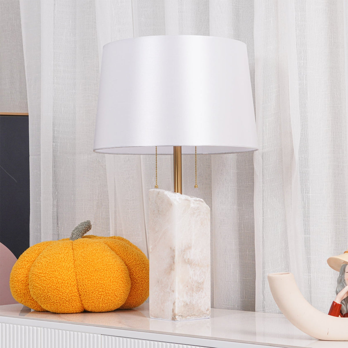 Lámpara de mesa de alabastro Tallisa en un salón luminoso – imagen 21
