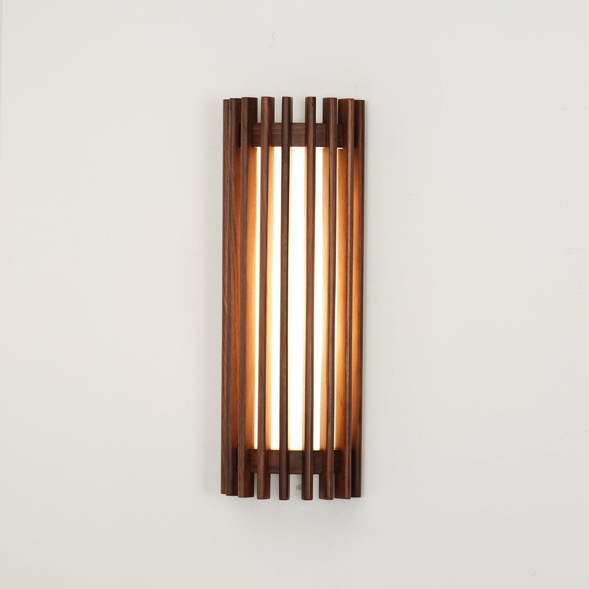 Aplique de pared de madera Listela en un salón de estilo natural – imagen 6