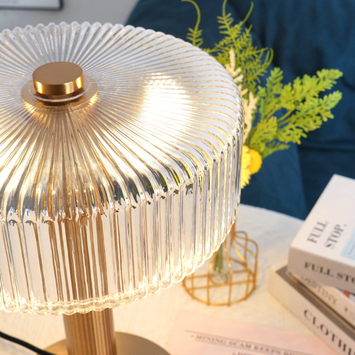 Lámpara de mesa dorada Doratel en un salón elegante – imagen 8