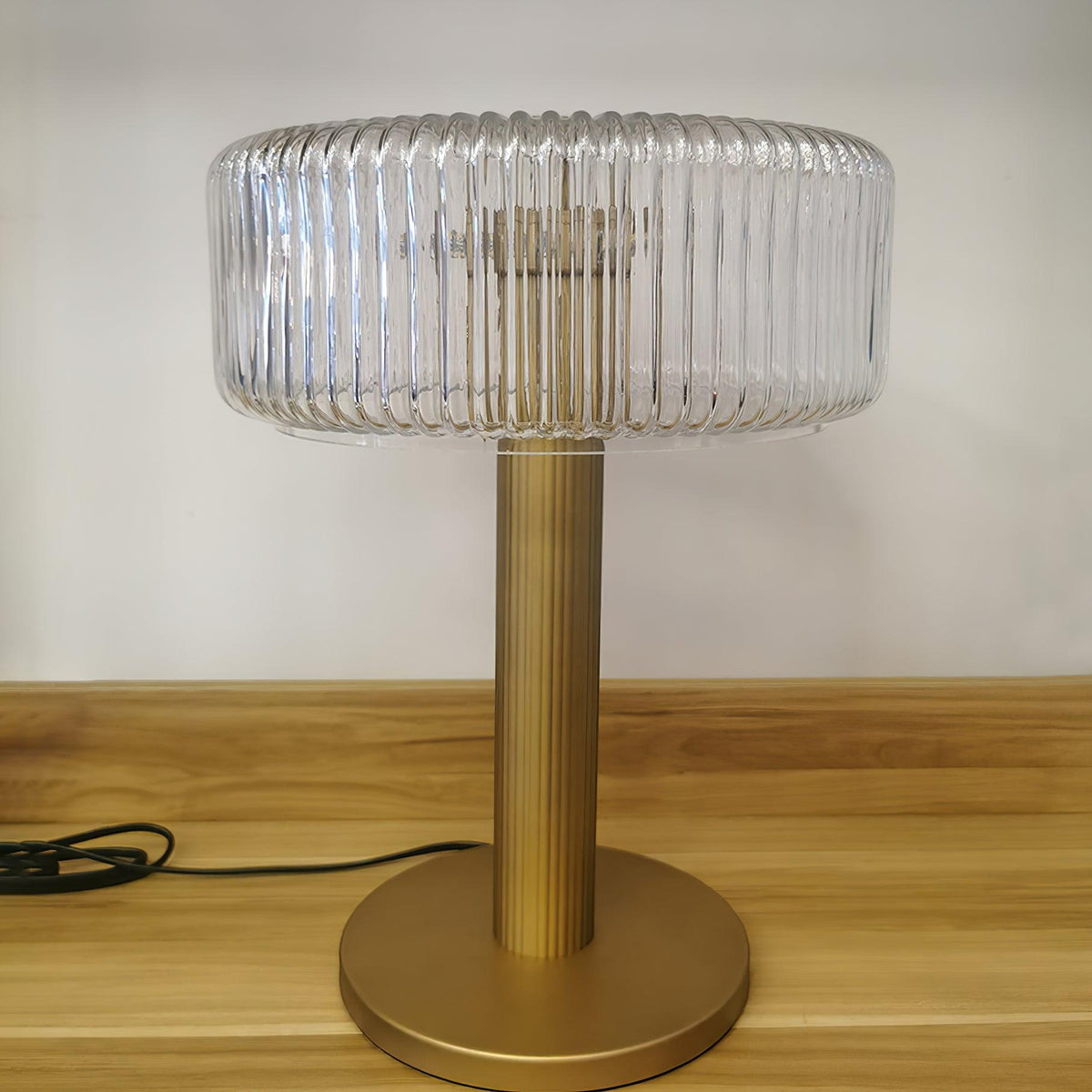 Lámpara de mesa dorada Doratel en un salón elegante – imagen 13