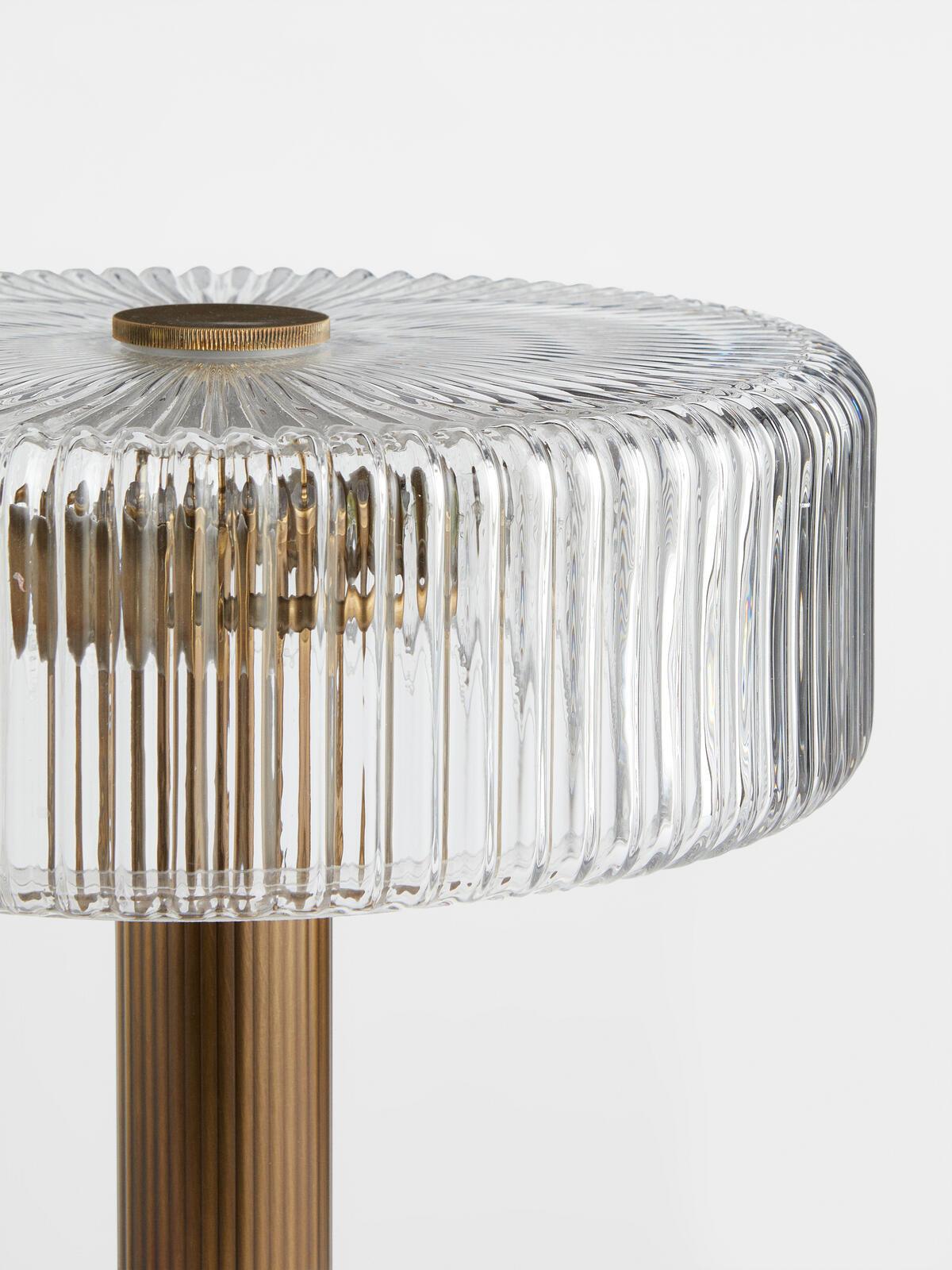 Lámpara de mesa dorada Doratel en un salón elegante – imagen 15