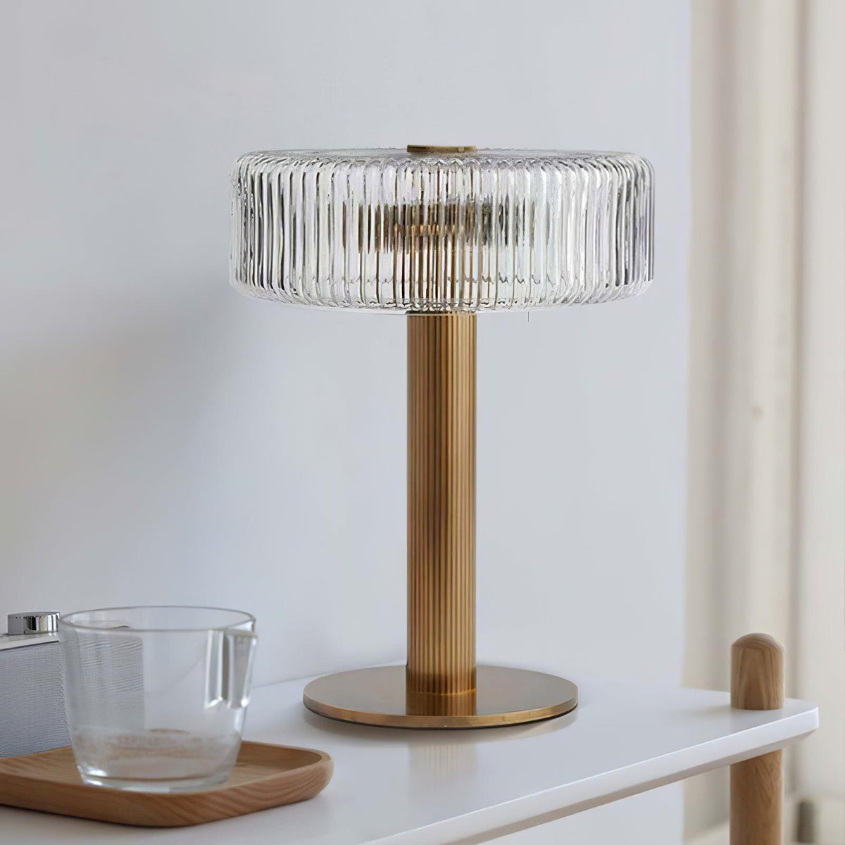 Lámpara de mesa dorada Doratel en un salón elegante – imagen 4
