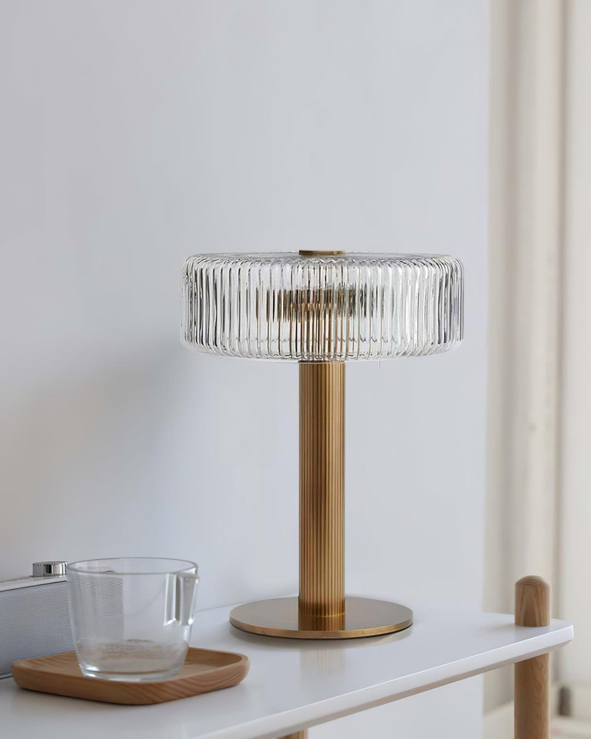Lámpara de mesa dorada Doratel en un salón elegante – imagen 9