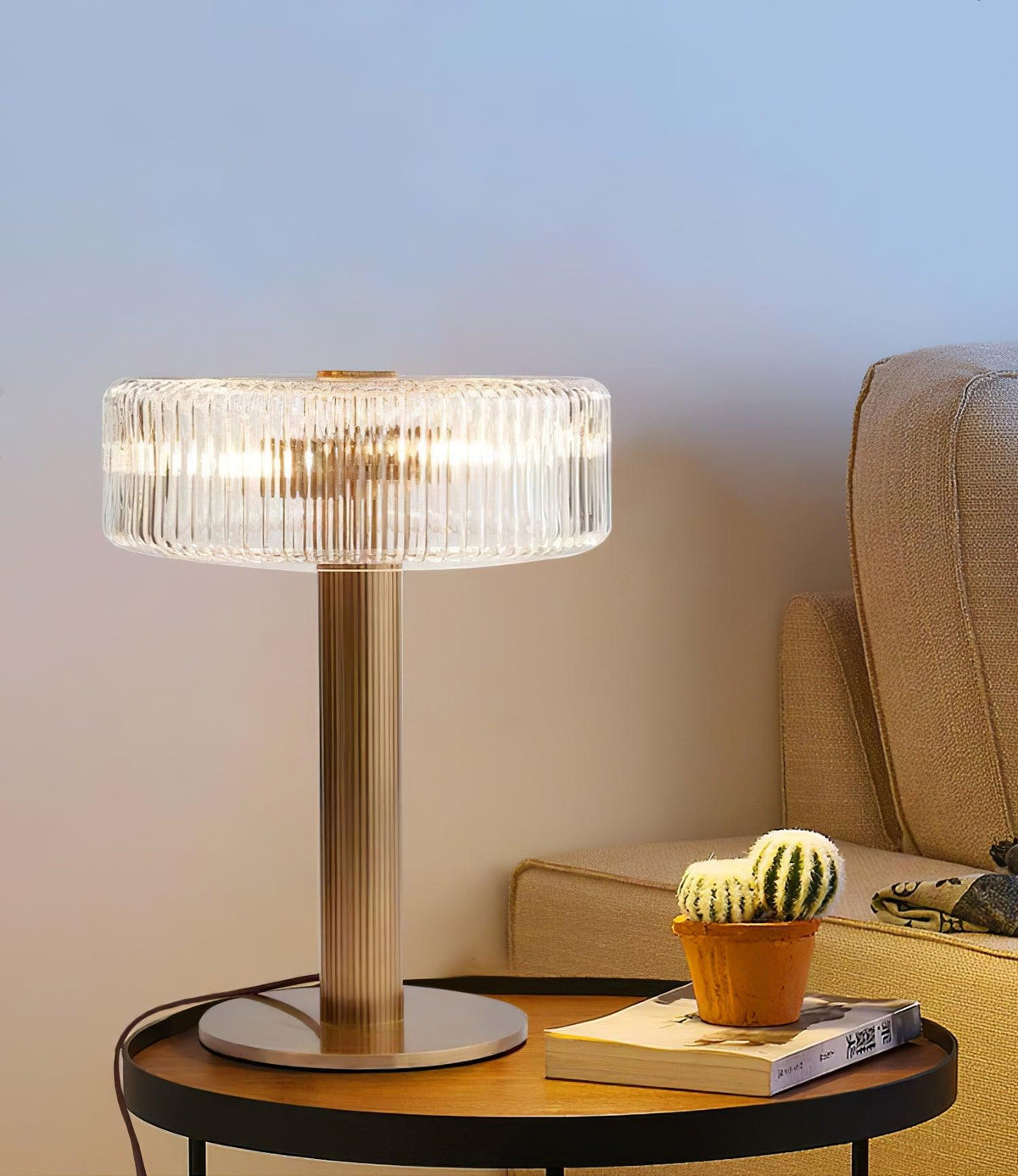 Lámpara de mesa dorada Doratel en un salón elegante – imagen 10