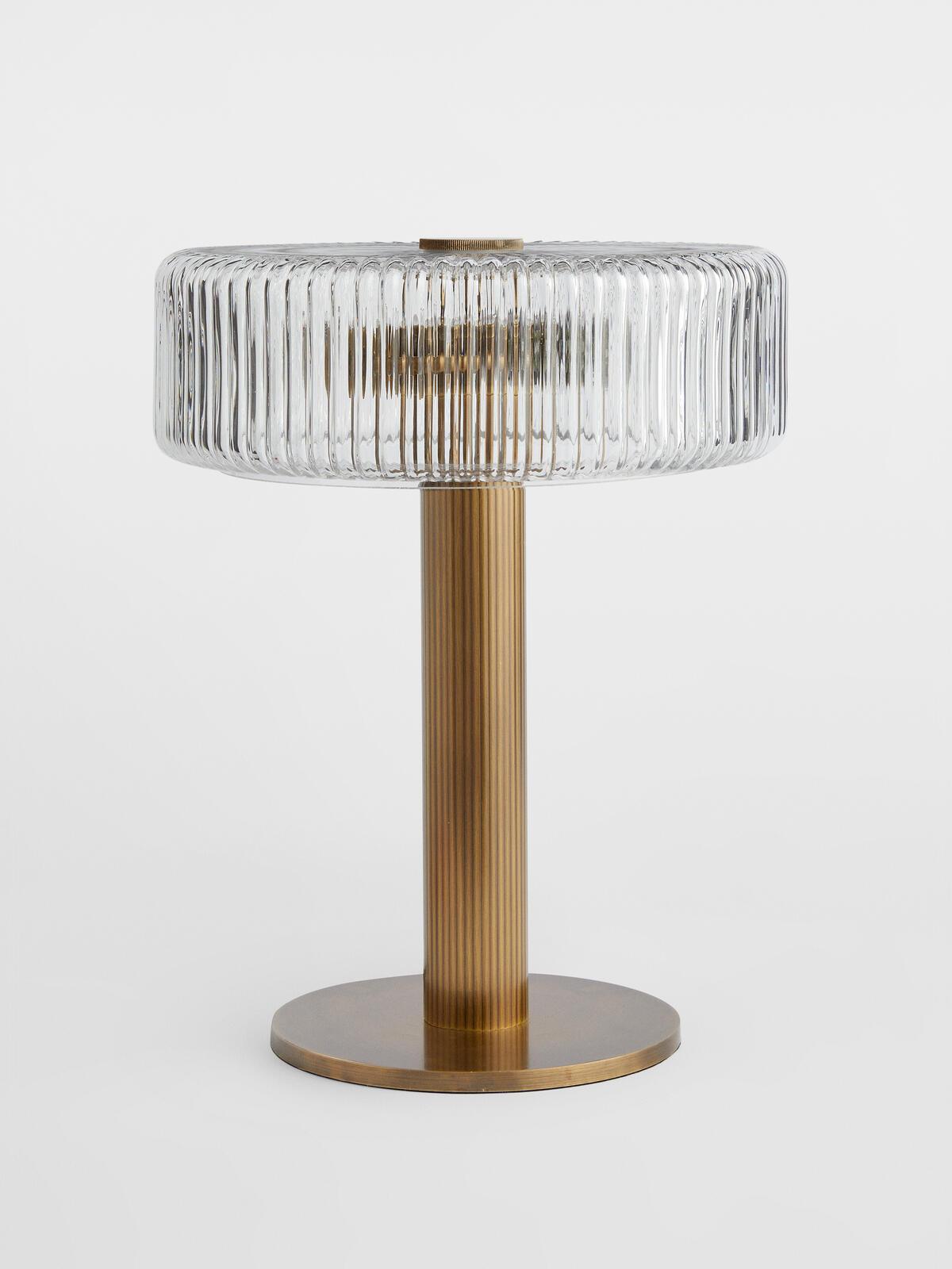 Lámpara de mesa dorada Doratel en un salón elegante – imagen 3