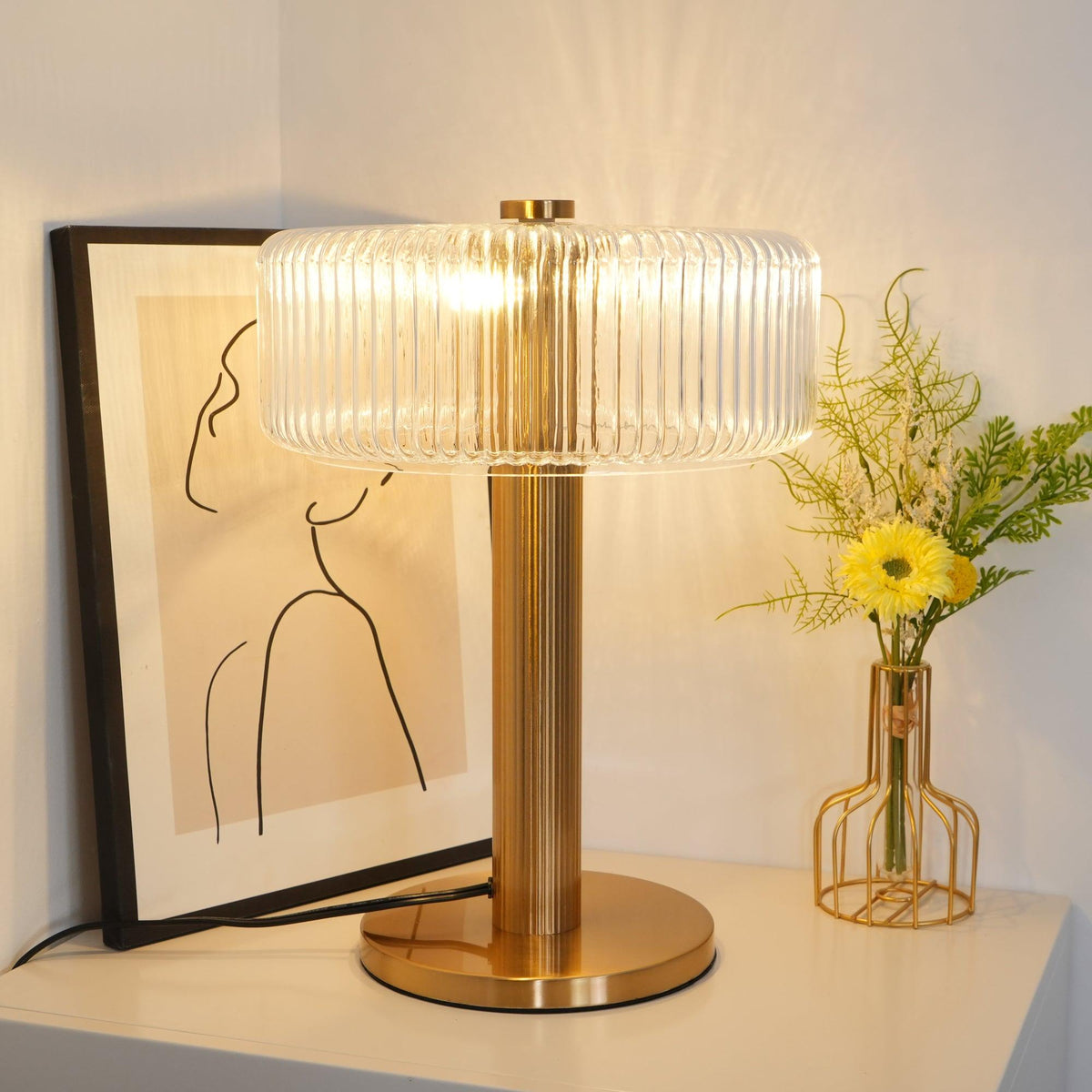 Lámpara de mesa dorada Doratel en un salón elegante – imagen 5