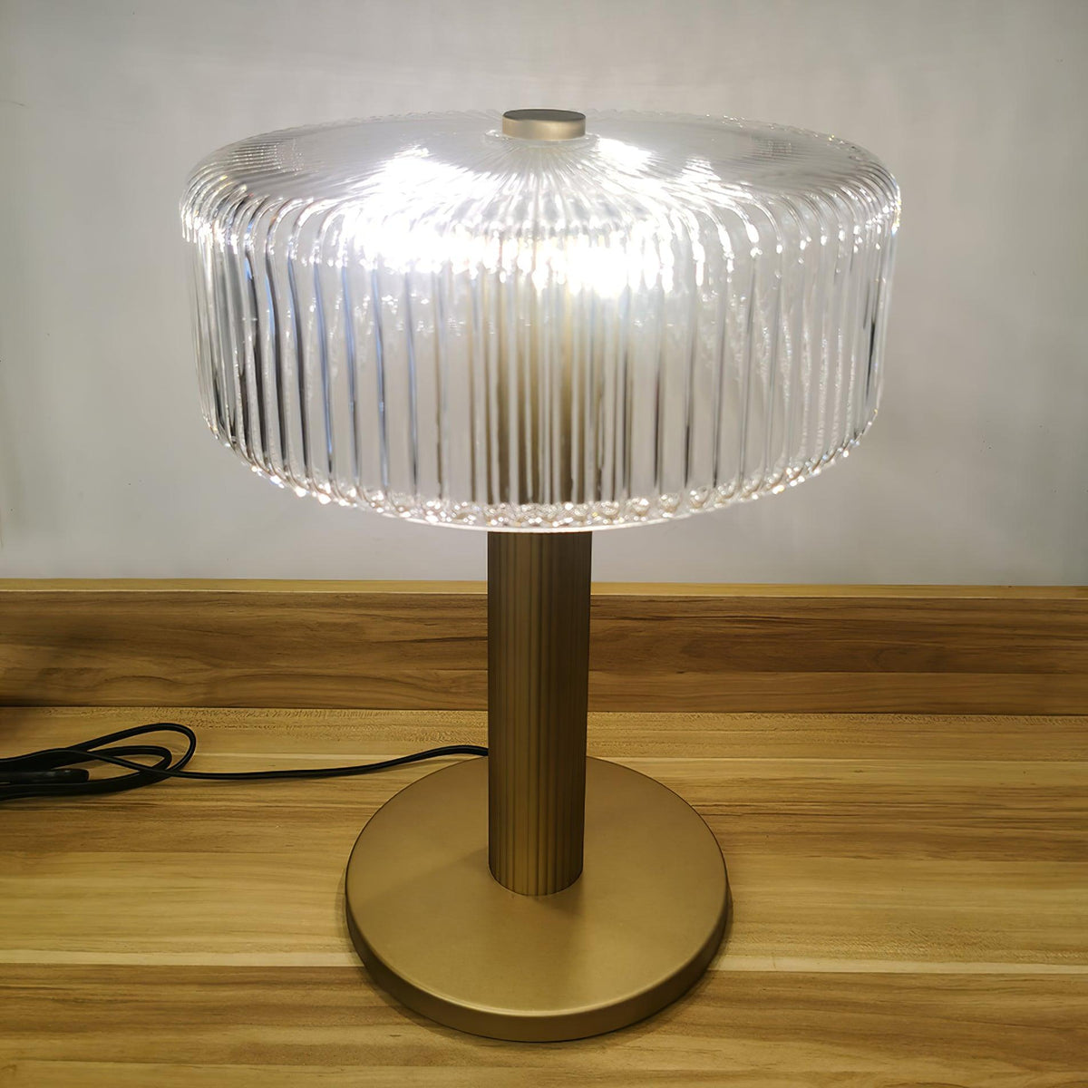 Lámpara de mesa dorada Doratel en un salón elegante – imagen 14