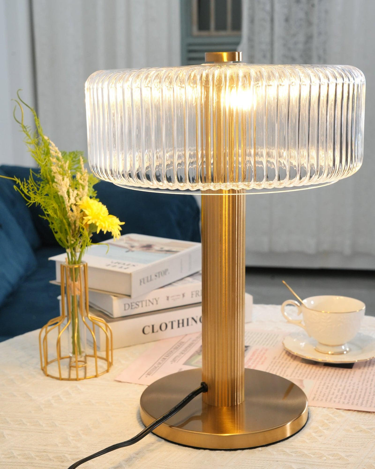 Lámpara de mesa dorada Doratel en un salón elegante – imagen 7