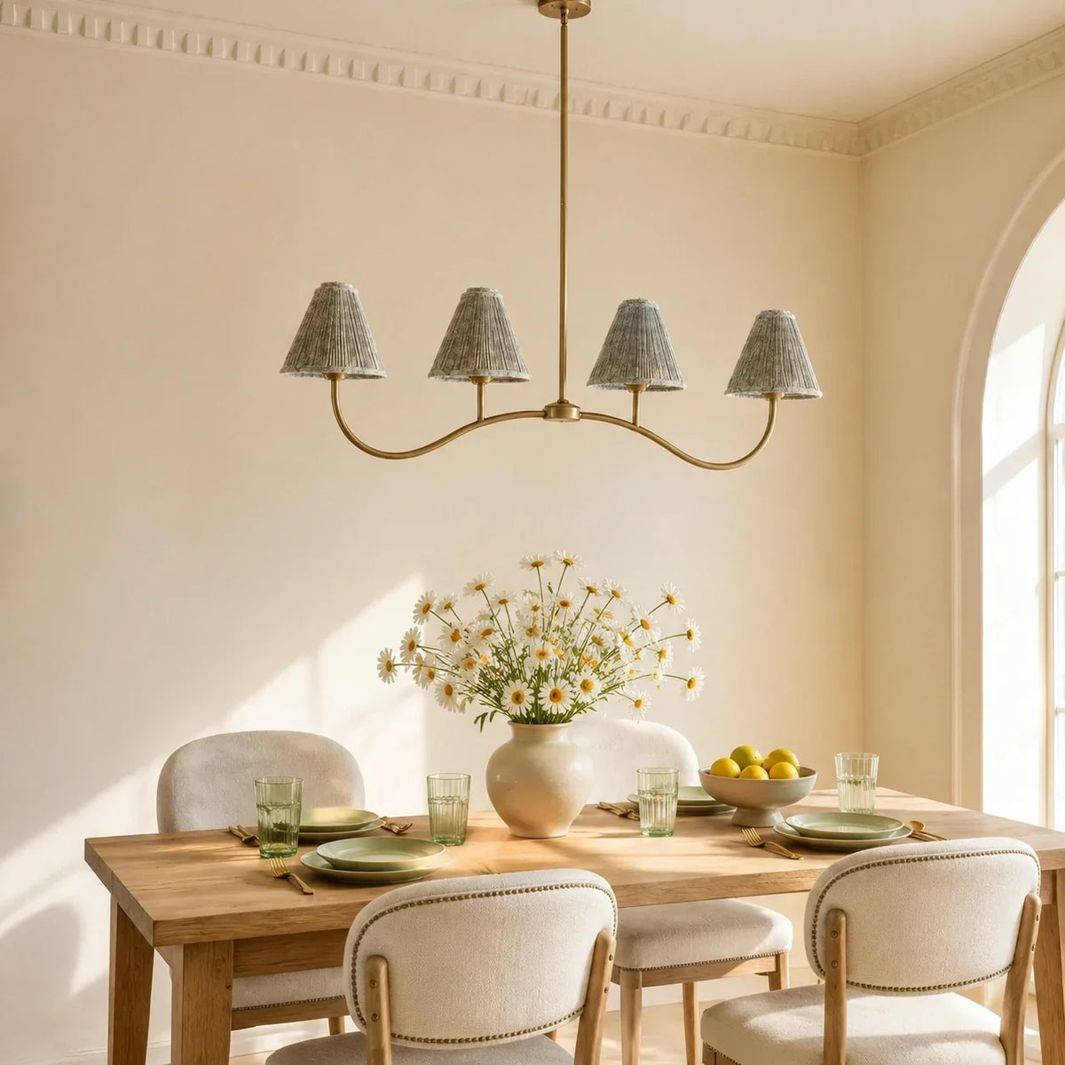 Lámpara colgante lineal Edrela – sobre una mesa de comedor de madera