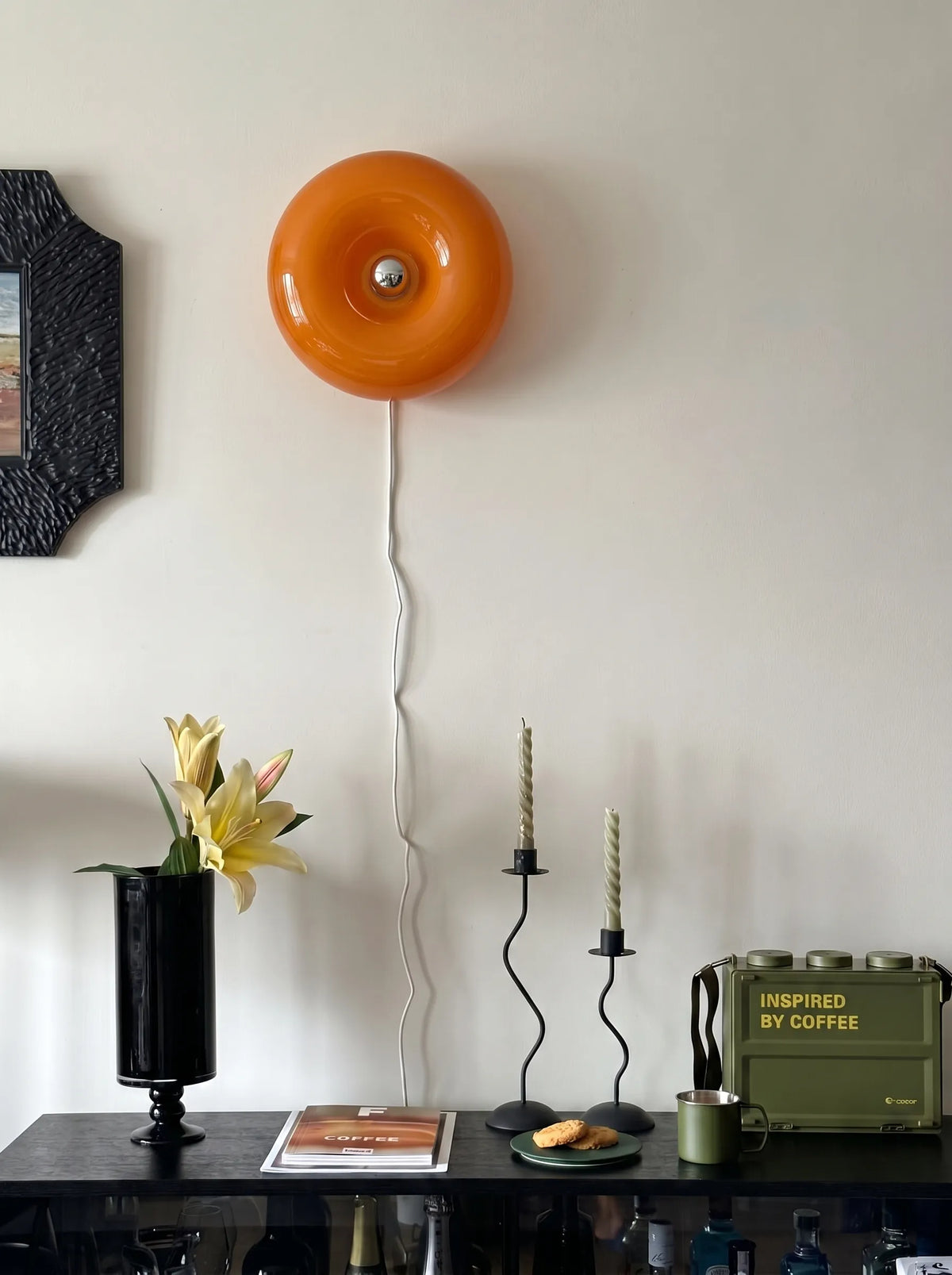 Lámpara dónut retro Rosquela en un salón colorido – imagen 2