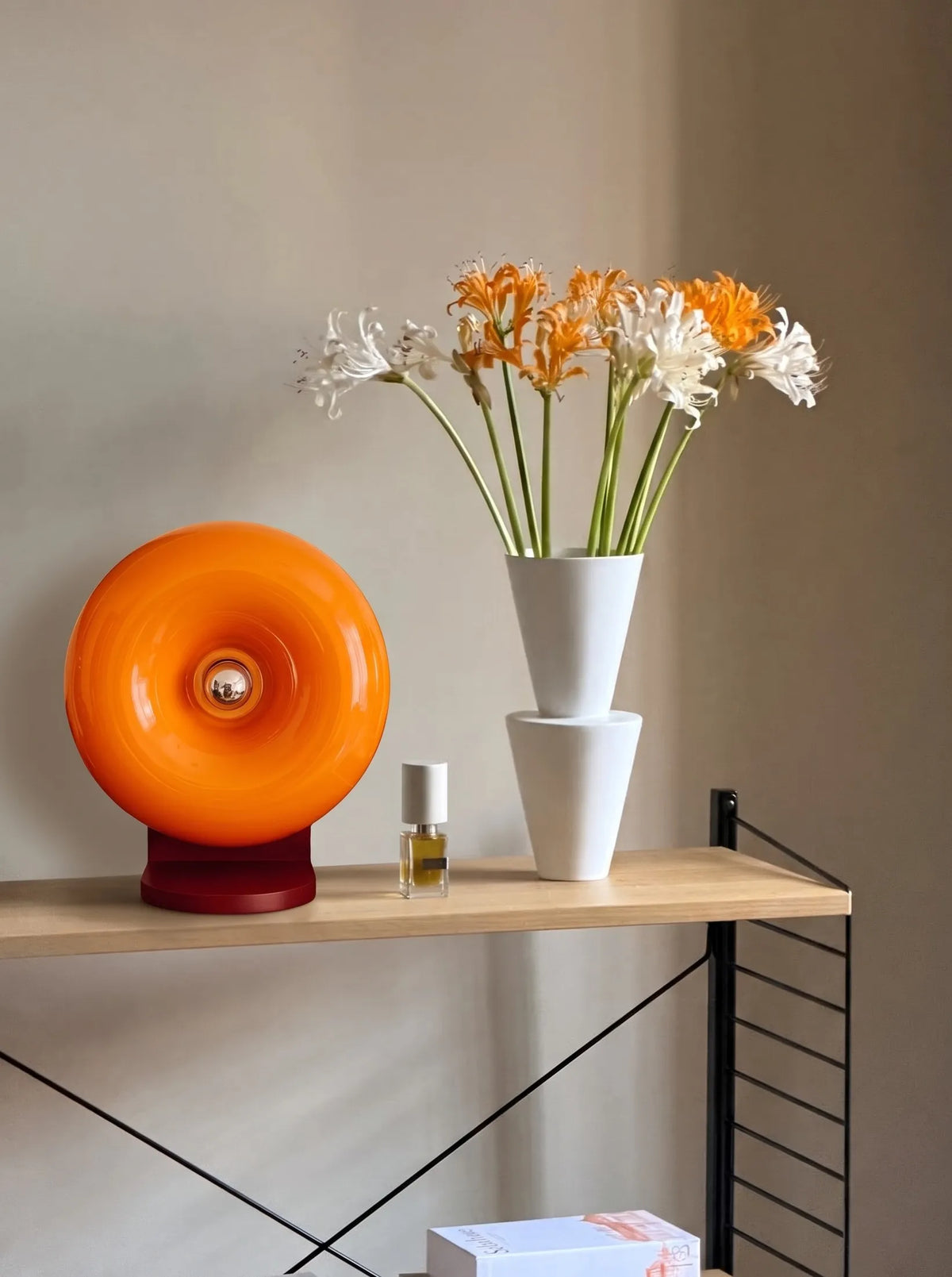 Lámpara dónut retro Rosquela – versión lámpara de mesa con base roja