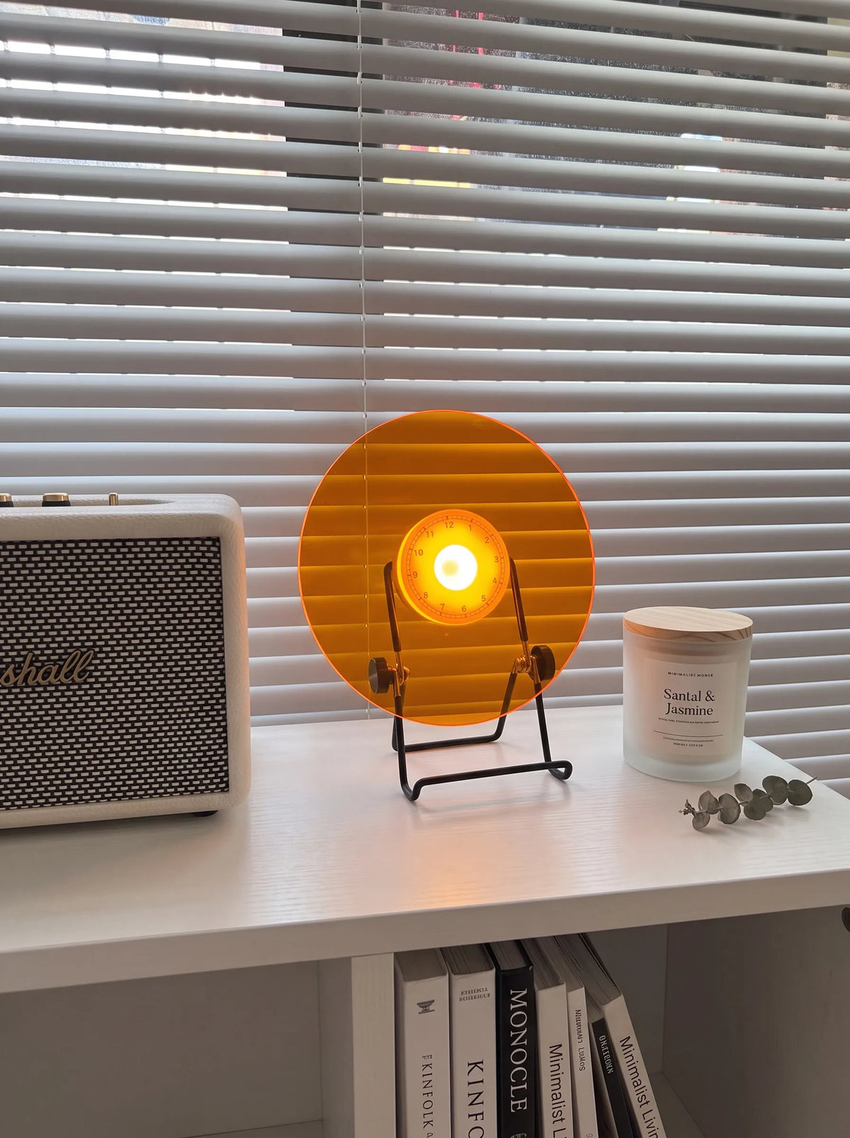 Aplique recargable disco de vinilo Mizora – sobre su soporte junto a una ventana