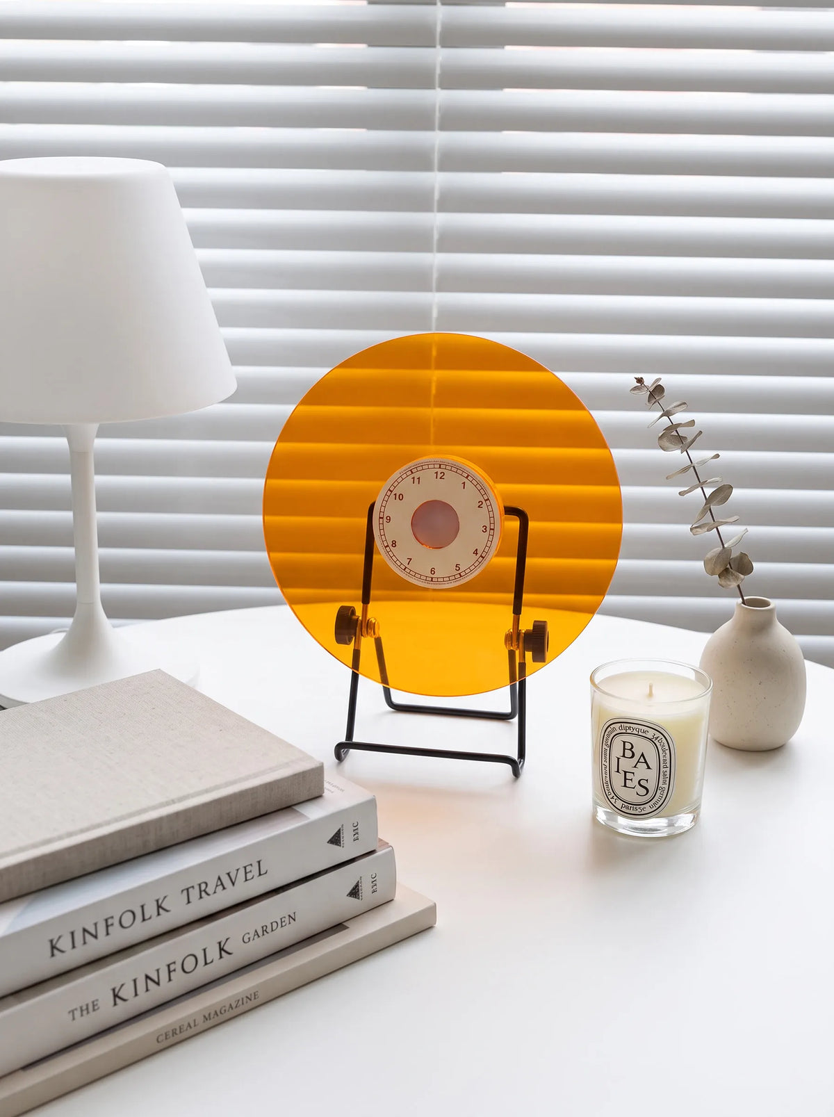 Aplique recargable disco de vinilo Mizora – sobre su soporte en una mesa