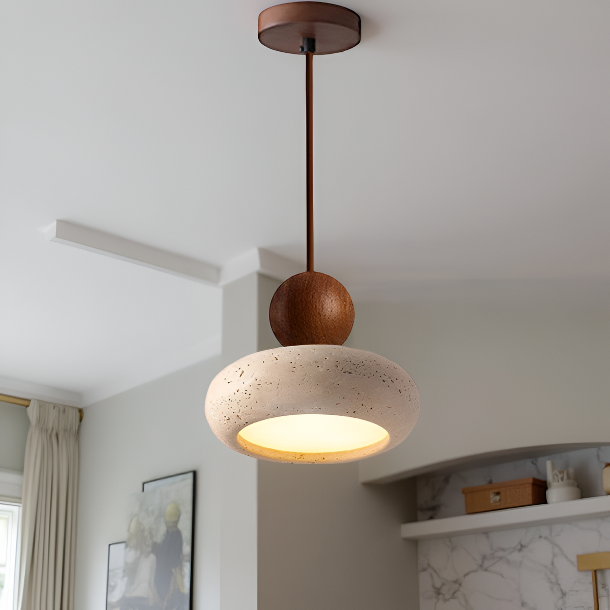 Lámpara colgante de travertino Donela – en un salón blanco