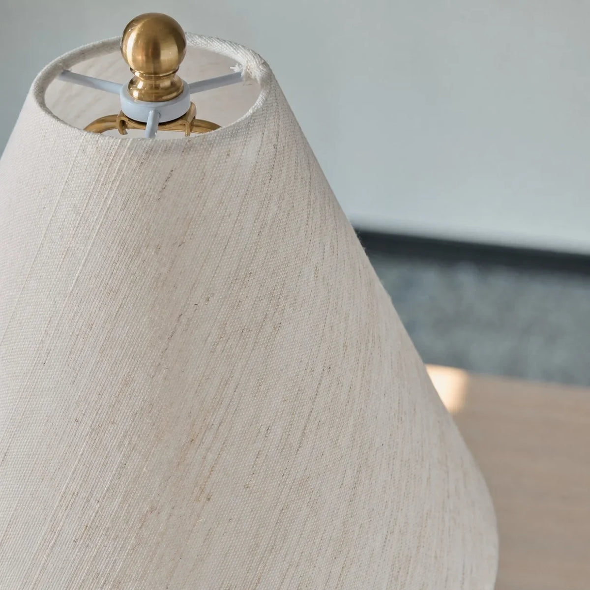 Lámpara de mesa de cerámica Barrela en un dormitorio acogedor – imagen 21