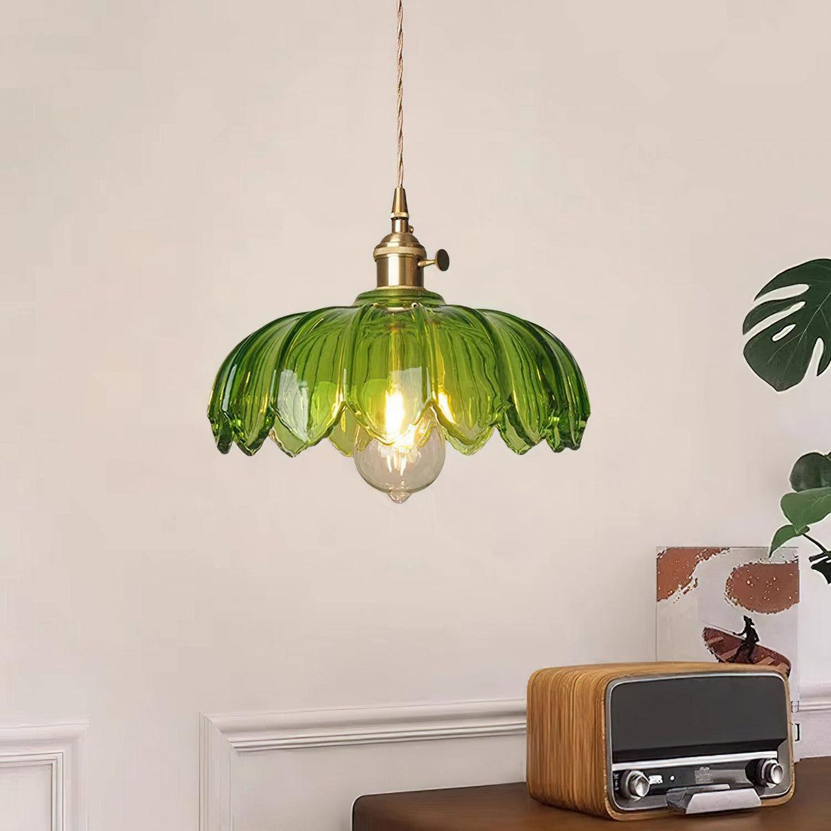 Lámpara colgante retro Esmalda sobre una mesa de comedor – imagen 15