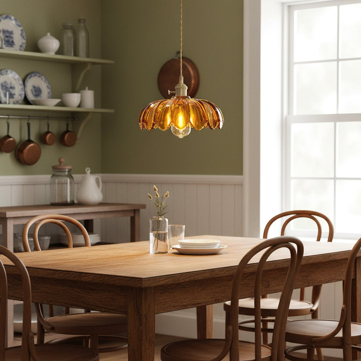 Lámpara colgante retro Esmalda sobre una mesa de comedor – imagen 3