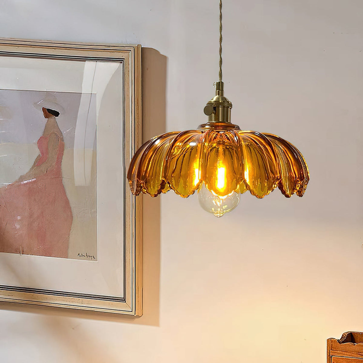 Lámpara colgante retro Esmalda sobre una mesa de comedor – imagen 14