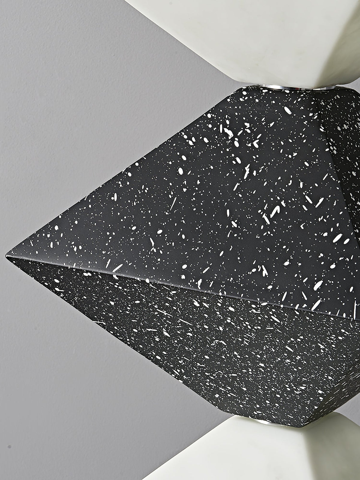 Lámpara de pie LED con rombos apilados Peluma – detalle del módulo negro moteado