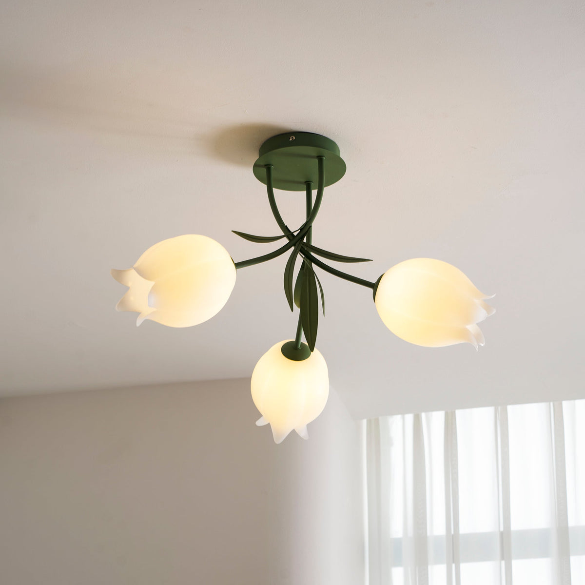 Lámpara de techo de flores Campiña en un salón luminoso – imagen 4