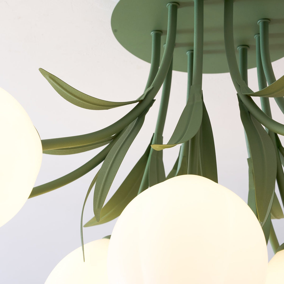 Lámpara de techo de flores Campiña en un salón luminoso – imagen 24