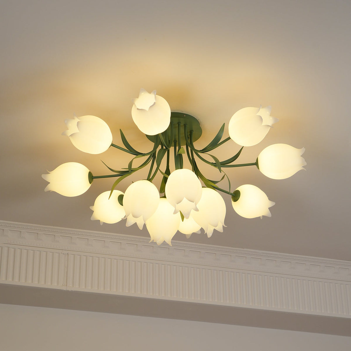 Lámpara de techo de flores Campiña en un salón luminoso – imagen 23