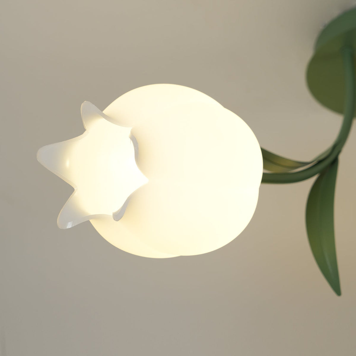 Lámpara de techo de flores Campiña en un salón luminoso – imagen 12