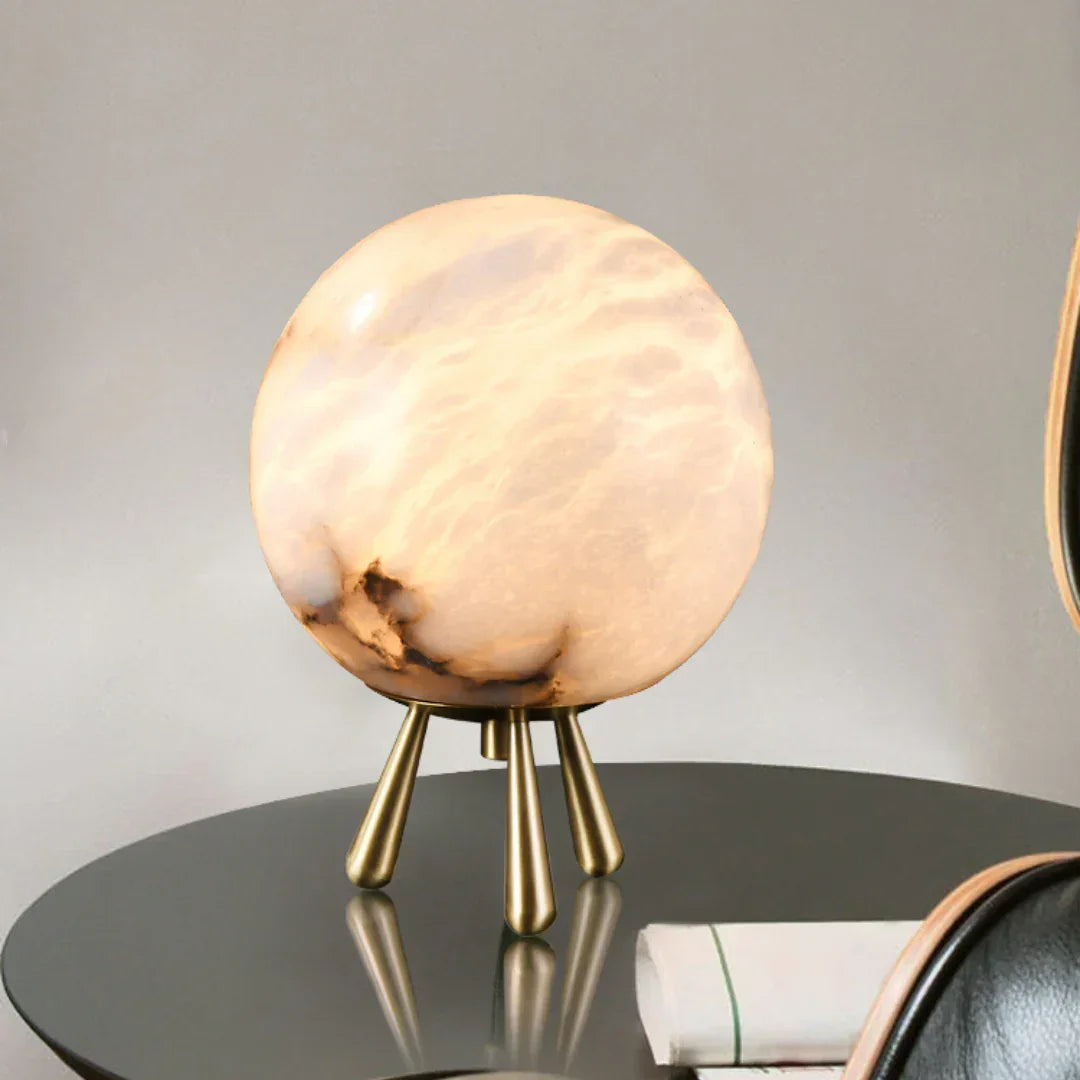 Lámpara de mesa de alabastro Selunia – tamaño grande sobre una mesa redonda