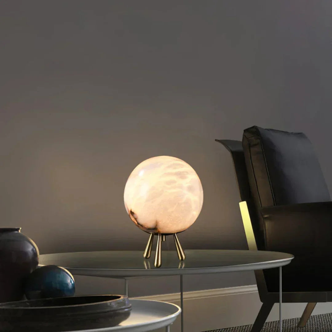 Lámpara de mesa de alabastro Selunia – en un salón moderno
