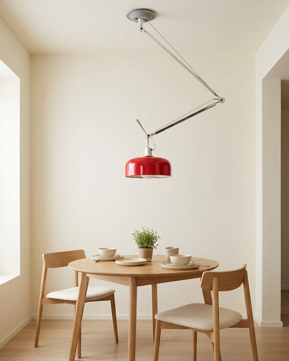 Lámpara colgante con brazo articulado Giraldo en un comedor luminoso – imagen 6