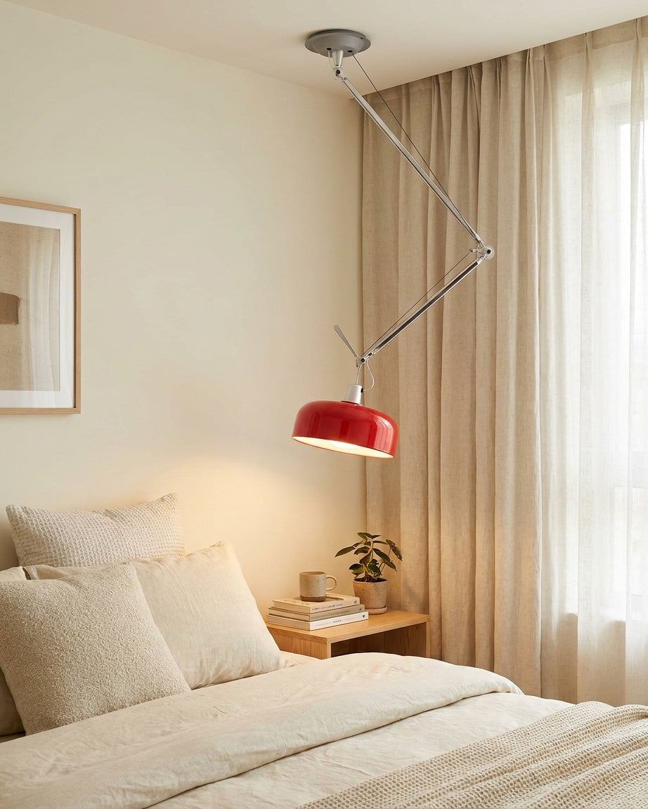 Lámpara colgante con brazo articulado Giraldo en un comedor luminoso – imagen 9