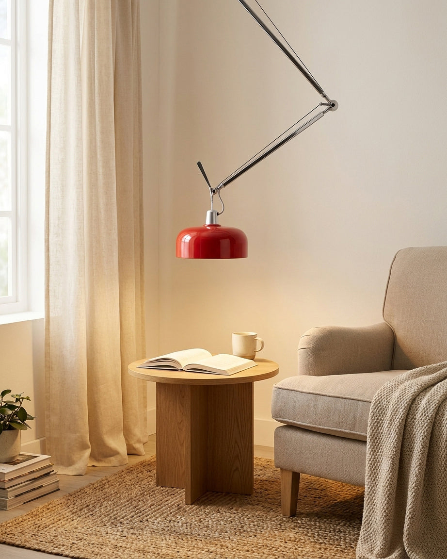 Lámpara colgante con brazo articulado Giraldo – junto a un sillón de lectura