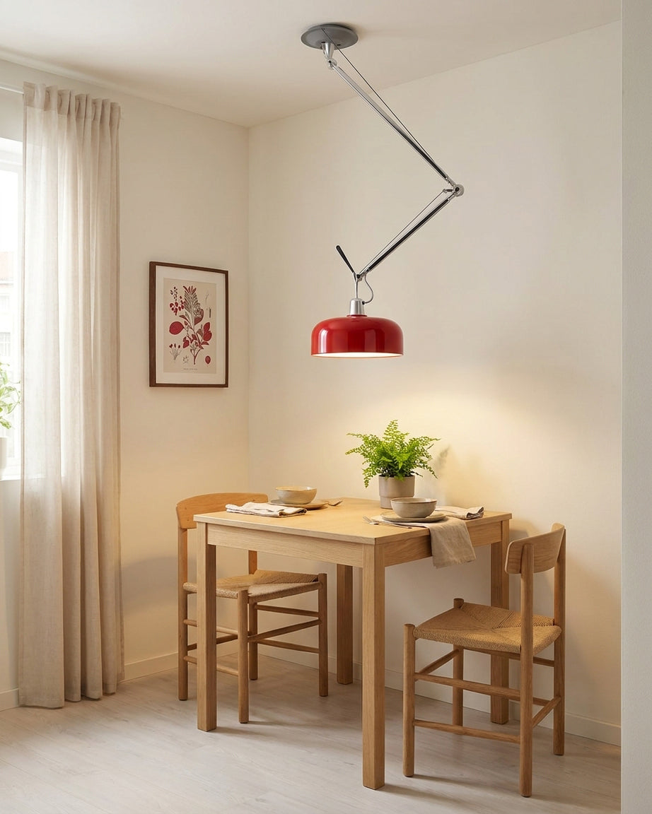 Lámpara colgante con brazo articulado Giraldo en un comedor luminoso – imagen 4