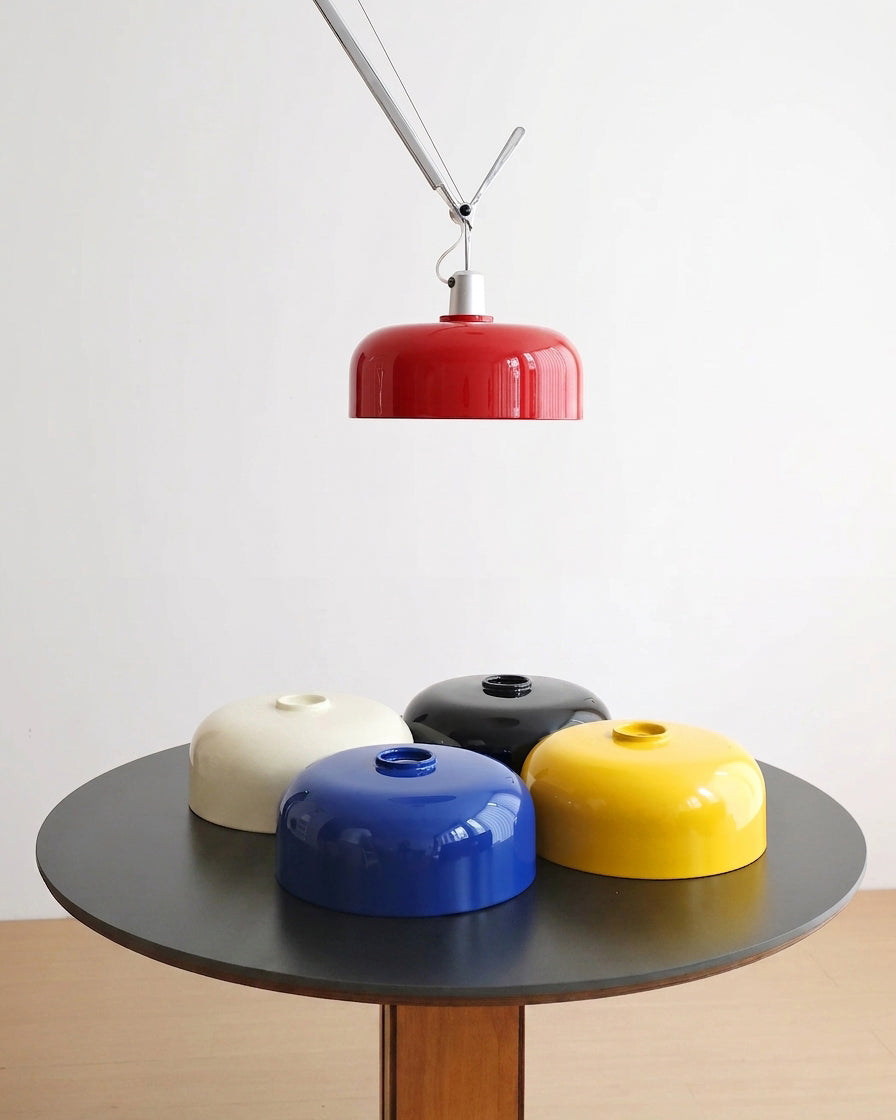 Lámpara colgante con brazo articulado Giraldo en un comedor luminoso – imagen 13