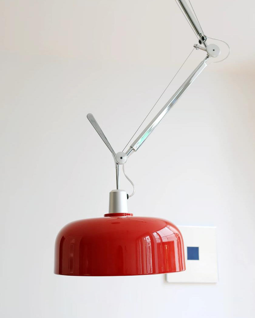 Lámpara colgante con brazo articulado Giraldo en un comedor luminoso – imagen 10
