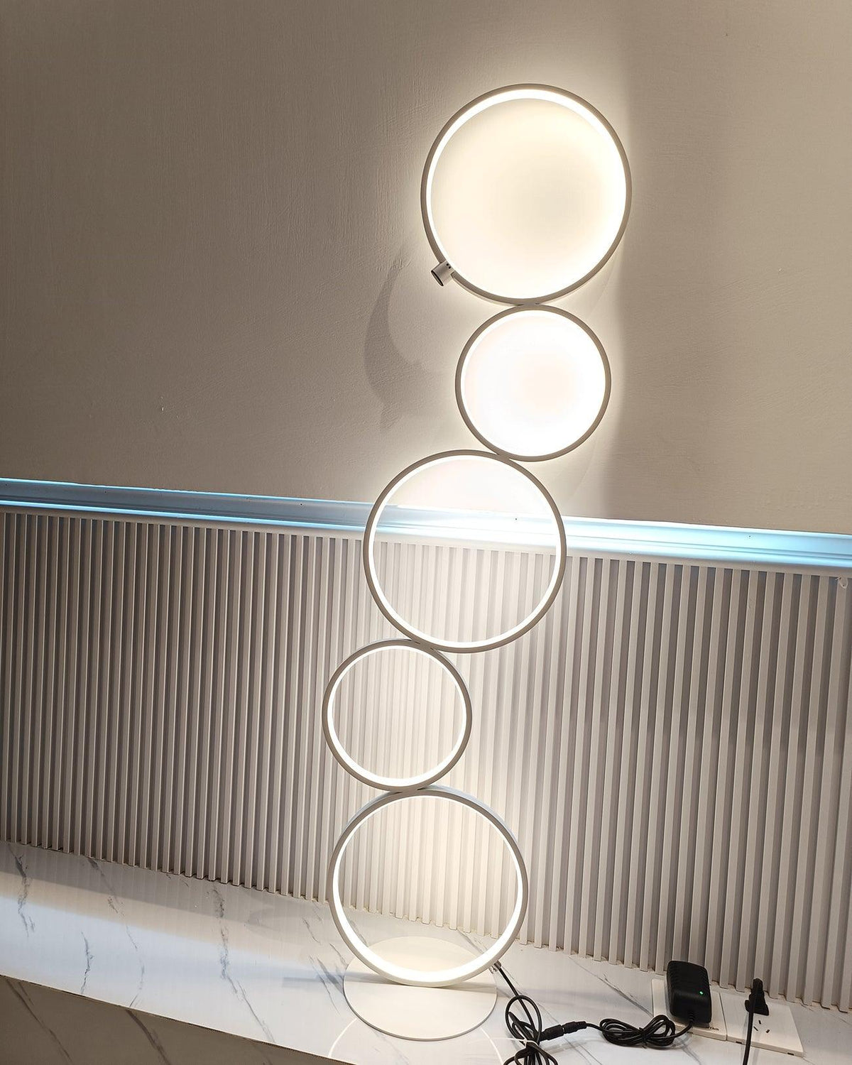 Lámpara de pie LED de aros Ruedina en un salón moderno – imagen 14