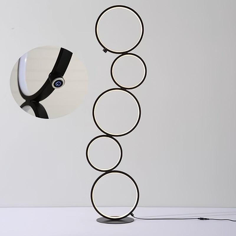 Lámpara de pie LED de aros Ruedina en un salón moderno – imagen 4