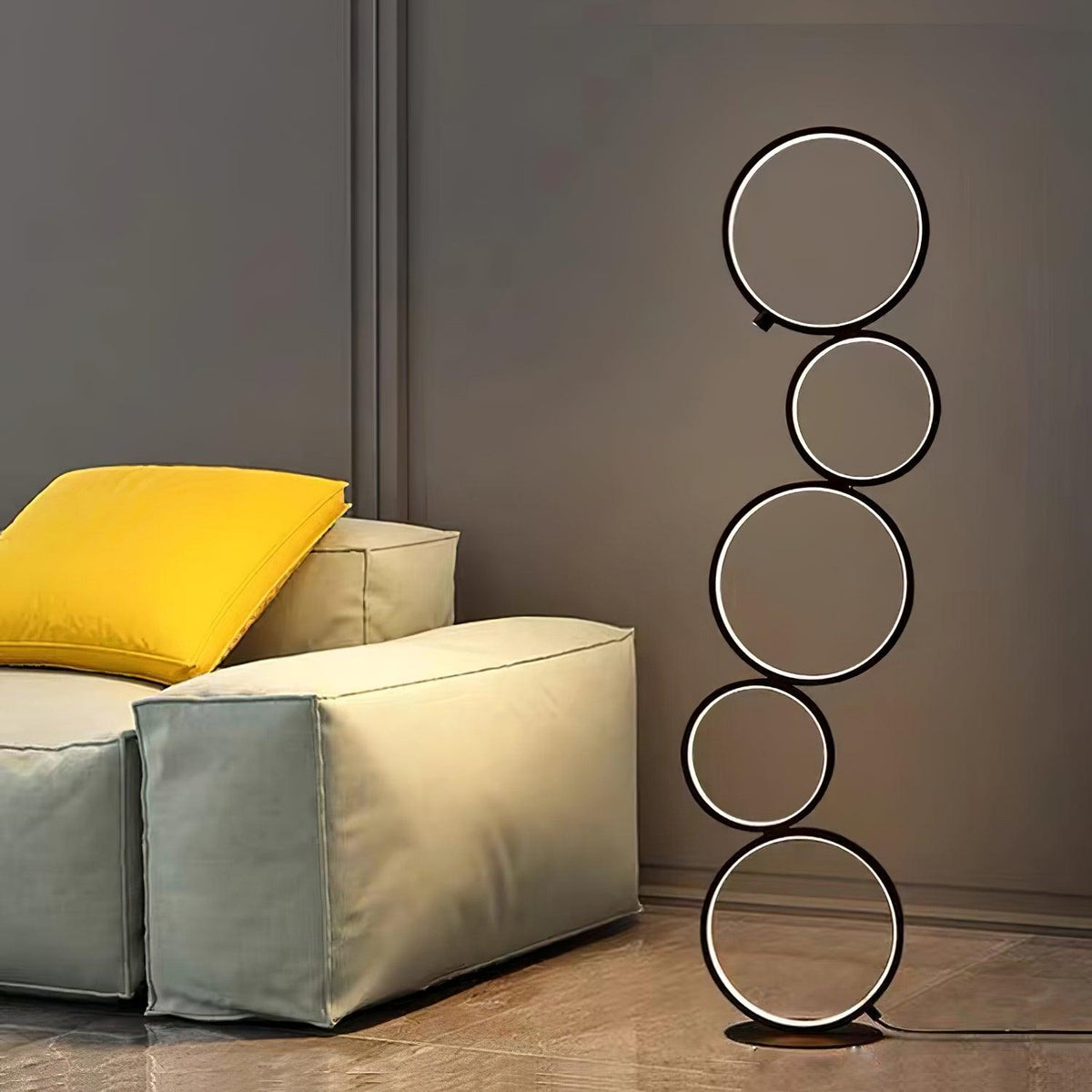 Lámpara de pie LED de aros Ruedina en un salón moderno – imagen 6