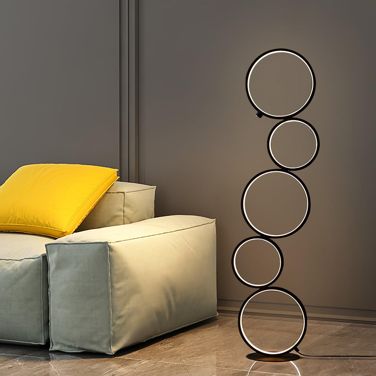 Lámpara de pie LED de aros Ruedina en un salón moderno – imagen 7