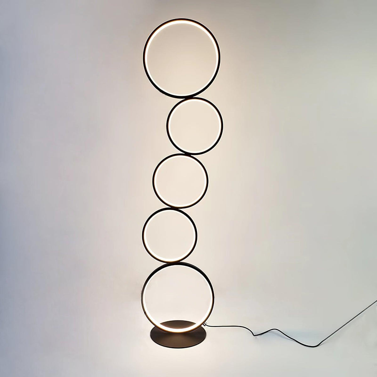 Lámpara de pie LED de aros Ruedina en un salón moderno – imagen 3