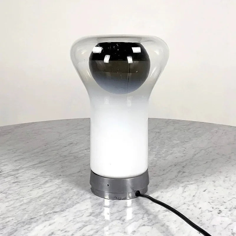 Lámpara de mesa de vidrio Etria en un salón contemporáneo – imagen 2