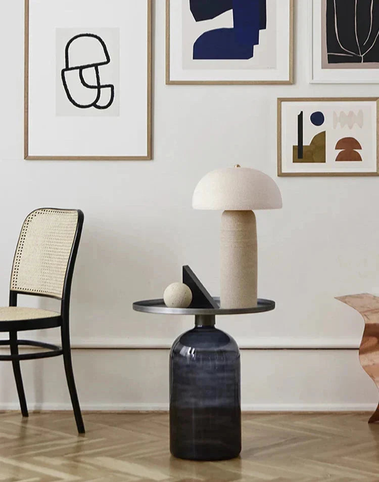 Lámpara de mesa seta Kupela en un salón de tonos naturales – imagen 6